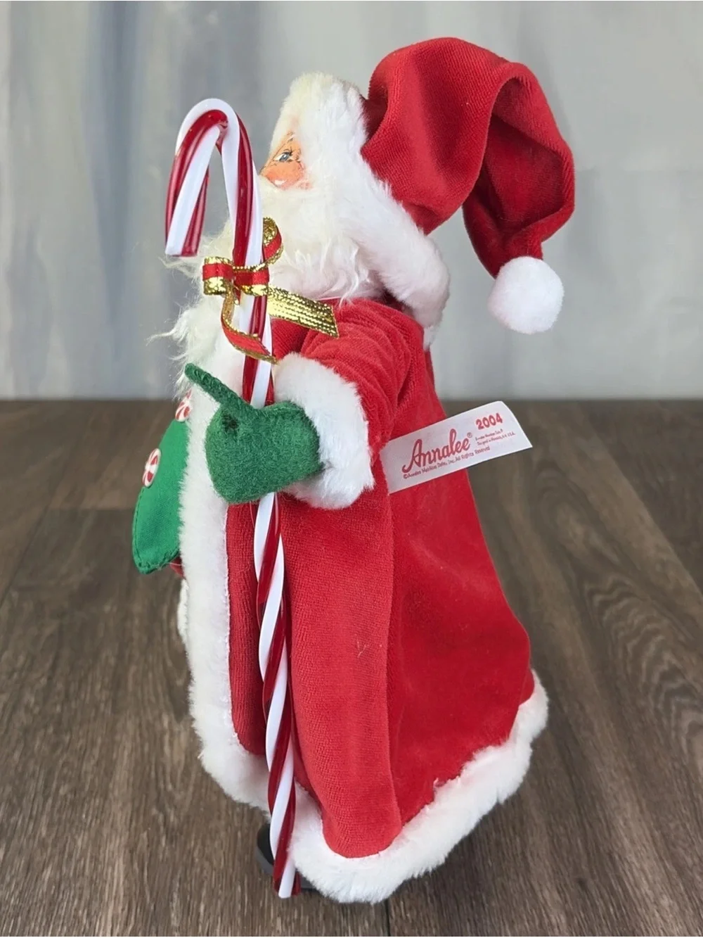 Annalee 2004 Peppermint Santa with Basket of Peppermints & Candy Cane 10” Tall